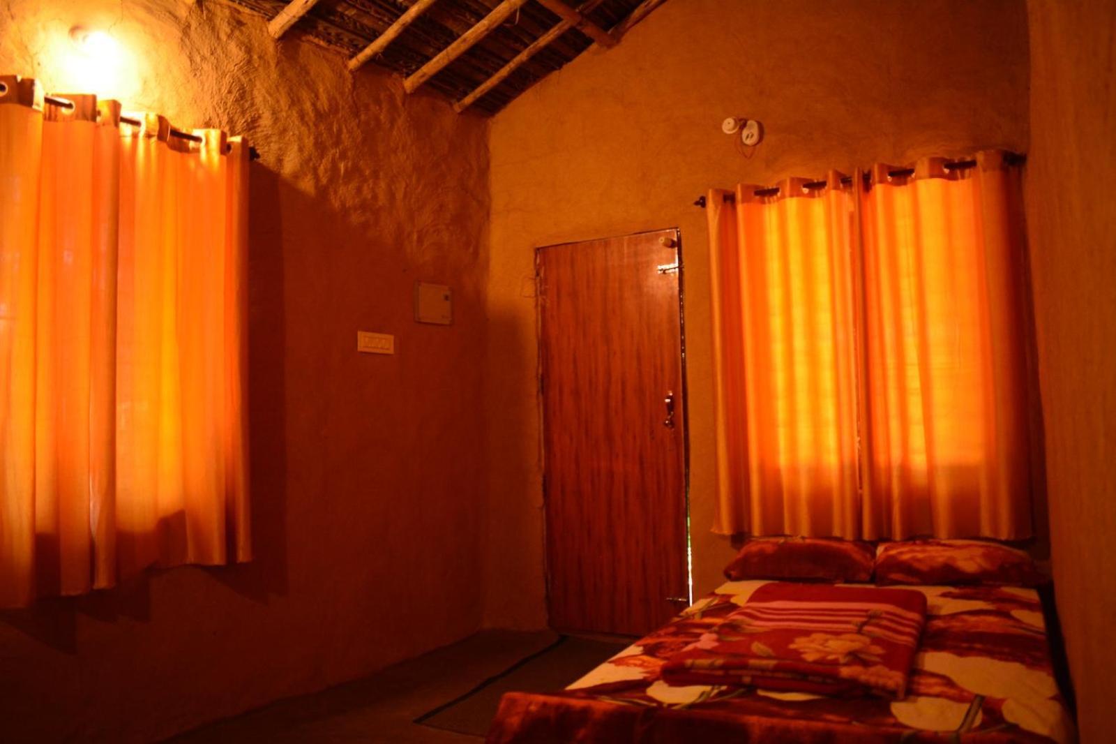 Cosmic Mud House Kanthalloor Buitenkant foto